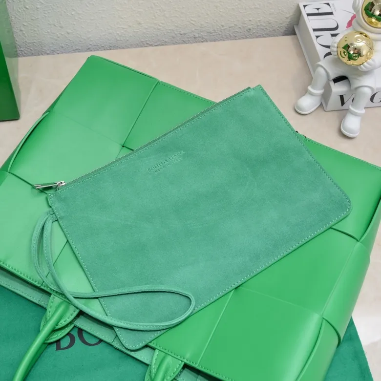 The batch of 2000 BV tote bag (small four compartments) has finally been shipped🔥🔥 The leather feels great! It's a very low-key bag. The more I look at it, the more I like it. I usually go out for rides and planes because I have a lot of stuff and need to carry a computer. Carrying a bag like this is all it takes. It comes with a small bag for storage, which is very convenient. Style number: 9898 Size: 38*10*28cm